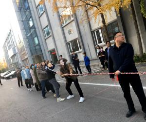 東豪集團公司開展拔河比賽